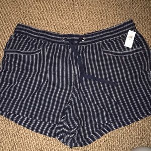 Gap navy and white stripped shorts